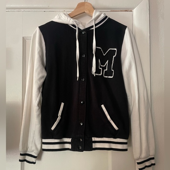 Forever 21 M varsity letterman jacket
Size Medium - Picture 3 of 8